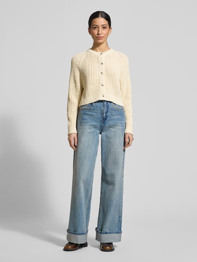 Frauenmodel trägt Strickjacke mit Rundhalsausschnitt von Oui aus Baumwoll-Mix, Regular-Fit, Knopfleiste, hellbeige, Ganzkörperansicht von vorne.
