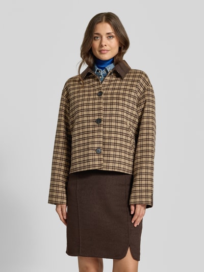 Frauenmodel trägt Regular Fit Jacke aus Woll-Mix mit Viskose-Anteil von COMMA, kariertes Muster, Umlegekragen, Ganzkörperansicht von vorne.