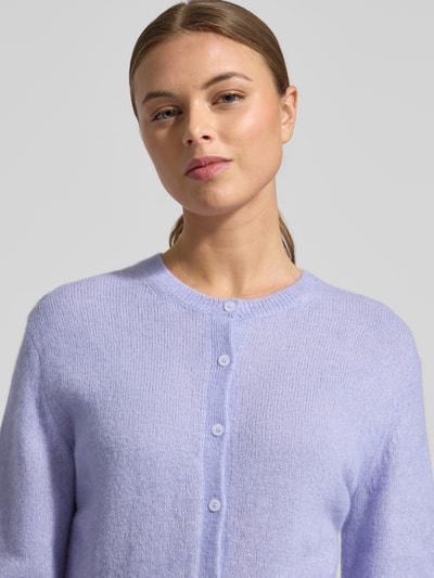 Frauenmodel trägt Regular Fit Strickjacke mit Woll-Anteil Modell 'SFEBRA' von HUGO in Melange-Optik, Strick-Material, Nahaufnahme Oberkörper.