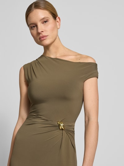 Frauenmodel trägt Abendkleid im One-Shoulder-Look Modell 'Scout' von Forever New, olivgrün, figurbetont, mit goldener Raffung, Nahaufnahme Oberkörper