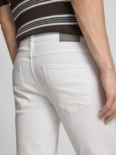 Männermodel trägt Slim Fit Jeans mit Eingrifftaschen von Lindbergh aus Baumwoll-Elasthan-Mix in Weiß, Detailaufnahme Rückansicht.