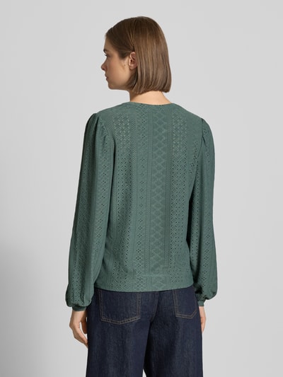 Frauenmodel trägt Regular Fit Tunika mit Lochstickerei Modell 'SANDRA' von ONLY in Grün mit feiner Musterstruktur, Ganzkörperansicht Rückansicht, Damen Tunika von ONLY.