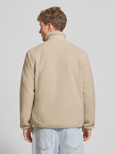 Männermodel trägt Regular Fit Teddyjacke mit Stehkragen Modell 'DALLAS' von ONLY, beige, flauschige Textur, Herren Teddyjacke, Ganzkörperansicht Rückansicht.