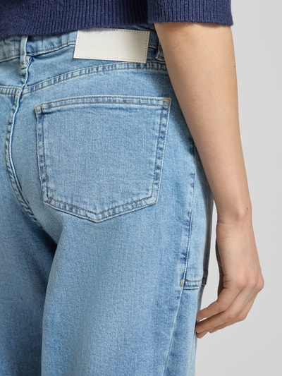 Vrouwenmodel draagt Straight Fit Jeans-Culotte uit mix van katoen en elastaan model 'Lolah' van OPUS, lichtblauw, detailopname rug. Bandwijdte maat 36/28: 41 cm, binnenbeenlengte maat 36/28: 68 cm, 5-pocketmodel, siernaden, knoop- en ritssluiting.