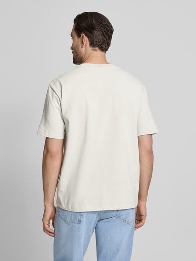 Männermodel trägt Oversized T-shirt met ronde hals van Lindbergh van puur katoen, labeldetail, ruglengte maat M 70 cm, Ganzkörperansicht Rückansicht.