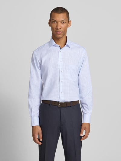 Männermodel trägt Regular Fit Business-Hemd aus katoen met kentkraag, borstzak, eterna, regular fit, puur katoen, voorkant, Ganzkörperansicht von vorne.