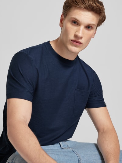 Tom Tailor Denim T-shirt o kroju basic fit z kieszenią na piersi Ciemnoniebieski 3