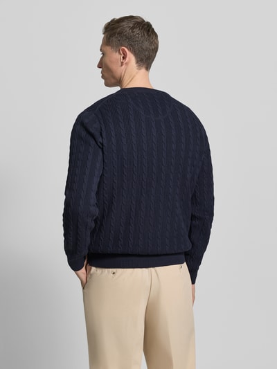 Männermodel trägt Strickpullover mit Zopfmuster und Label-Stitching von Fynch-Hatton, reine Baumwolle, Slim-Fit, Rückenansicht.