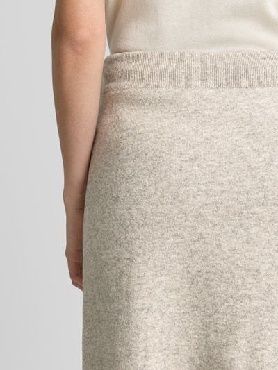 Vrouwenmodel draagt Slim Fit Mini-rok uit katoenmix van ARMEDANGELS in beige tinten, detailopname, Dames Minirok.