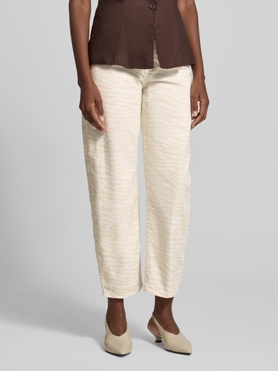 Frauenmodel trägt Barrel Fit Jeans mit Animal-Print Modell 'Mari Clear Zebra' von OPUS PANTS in Creme mit Zebra-Muster, Ganzkörperansicht von vorne. Baumwoll-Mix mit Stretch-Anteil, Produktdetails: Bundweite 39 cm, Innenbeinlänge 71 cm bei Größe 36/28.