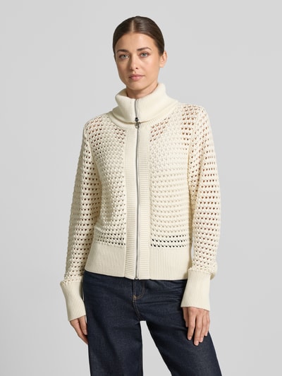 Frauenmodel trägt Regular Fit Cardigan aus reiner Baumwolle Modell 'Eloise' von VARLEY in Creme mit Strick-Optik, Umlegekragen und Reißverschluss, Nahaufnahme Oberkörper. Rückenlänge 55 cm, Ärmellänge 69 cm.