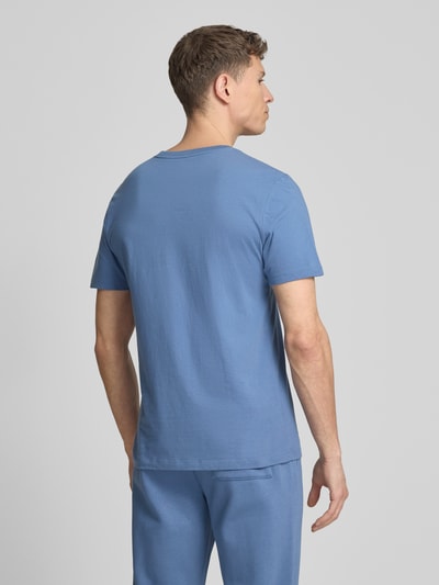 Männermodel trägt T-Shirt mit Logo und Rundhalsausschnitt von GAP in Blau, Reine Baumwolle, Regular-Fit, Rückenlänge 72 cm, Ganzkörperansicht Rückansicht.