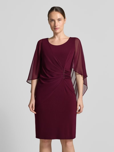 Frauenmodel trägt Tailliertes Cocktailkleid mit Strasssteinbesatz von Vera Mont in Dunkelrot, glatte Stoffstruktur, Ganzkörperansicht von vorne. Damen Cocktailkleid von Vera Mont