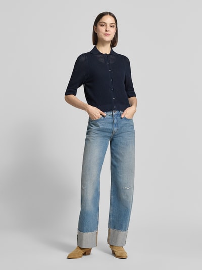 Frauenmodel trägt Strickjacke mit Polokragen und 1/2-Arm von Lanius, Reine Baumwolle, Regular-Fit, Knopfleiste, Dunkelblau, Ganzkörperansicht von vorne.
