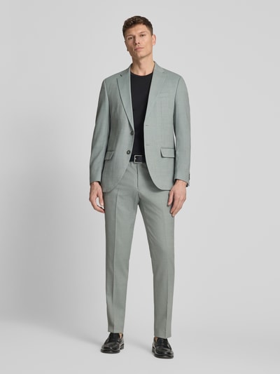 Männermodel trägt Slim Fit 2-Knopf-Sakko mit Pattentaschen Modell 'Grant' von Pierre Cardin aus Schurwoll-Mix mit Stretch-Anteil, Ganzkörperansicht von vorne. Rückenlänge 74 cm, Schulterbreite 46 cm, Ärmellänge 65 cm. Farbe dezentes Hellgrau, glatte Oberfläche, klar definierte Nähte.