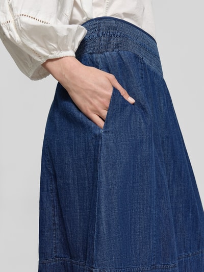 Frauenmodel trägt Jeansrock mit elastischem Bund Modell 'Ropini' von OPUS, Reine Baumwolle, A-Linie, Midirock, Nahaufnahme Oberkörper.