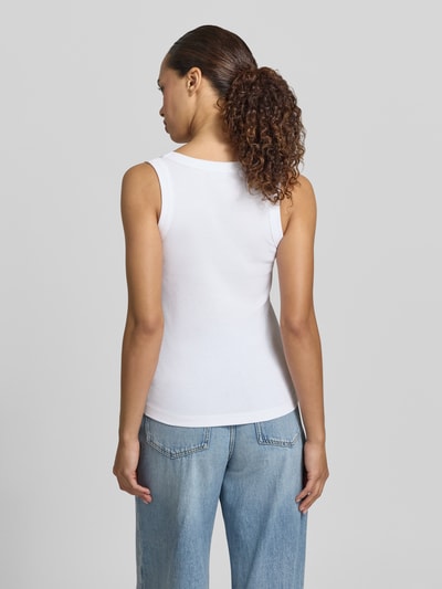 Frauenmodel trägt Damen Tanktop mit Rundhalsausschnitt Modell 'TAVIRA' von Drykorn aus Reine Baumwolle, Körpernahe Passform, Feinripp, Rückenlänge bei Größe S: 41 cm, Ganzkörperansicht Rückansicht.
