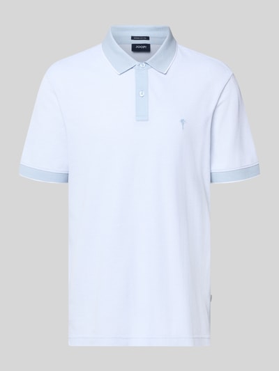 Produktfoto, Regular Fit Poloshirt mit Label-Stitching Modell 'Percyco' von JOOP! Collection, reine Baumwolle in Hellblau und Weiß, feine Piqué-Textur, klassische Knopfleiste, Rückenlänge 70 cm bei Größe M.