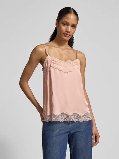 Modelka kobieca ma na sobie Regular Fit Blusentop mit Spitzenbesatz von Jake*s Collection, satyna, półprzezroczysty, ramiączka spaghetti, widok całej sylwetki z przodu.