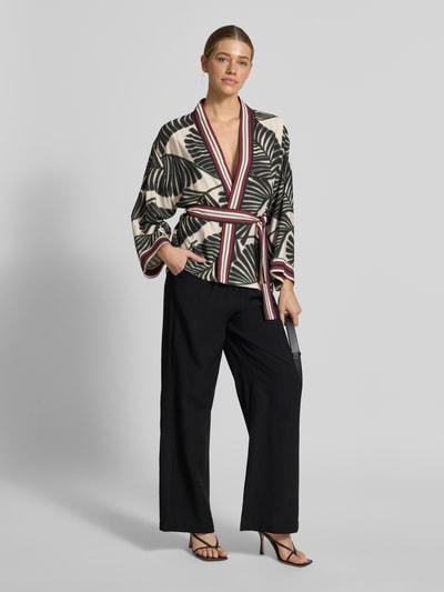 Frauenmodel trägt Flared Fit Stoffhose aus Viskose-Mix von Christian Berg Woman Selection, Damen Stoffhose mit Tunnelzug, Bundweite 37 cm, Innenbeinlänge 80 cm, Ganzkörperansicht von vorne.