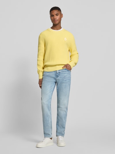 Männermodel trägt Slim Fit Jeans aus Baumwoll-Mix mit Lyocell-Anteil Modell 'ONYX BO' von BOSS Orange in Hellblau, Ganzkörperansicht von vorne.
