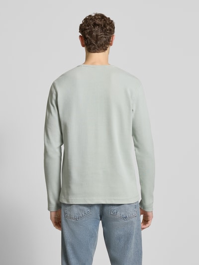 Männermodel trägt Regular Fit Langarmshirt aus Baumwoll-Mix Modell 'TEMPESTO' von BOSS Orange in Waffel-Optik, unifarben, Ganzkörperansicht Rückansicht.