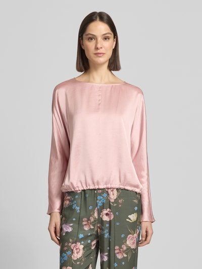 Vrouwenmodel draagt Blusenshirt met Rundhalsausschnitt und Tunnelzug van Oui, materiaalmix met viscose, relaxed fit, roze, voorkant, opname van het hele lichaam.