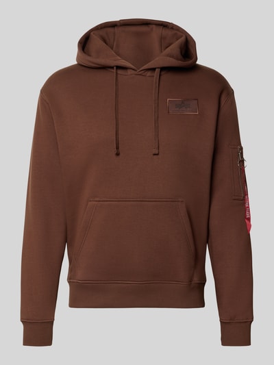 Produktfoto, Hoodie mit Känguru-Tasche von Alpha Industries in Braun, Baumwoll-Mix, lockerer Schnitt, Kapuze, Label-Patch, Ärmeltasche, strukturierte Oberfläche