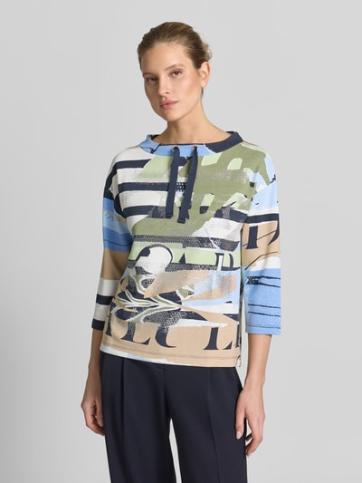 Vrouwenmodel draagt Sweatshirt aus Viskose-Mix mit Rundhalsausschnitt und Tunnelzug van Betty Barclay, regular fit in beige, blauw en groen, abstract patroon, elastische stof, dames sweatshirt van viscose-mix met stretch, ronde hals en trekkoord. Halftotaalopname voorkant.