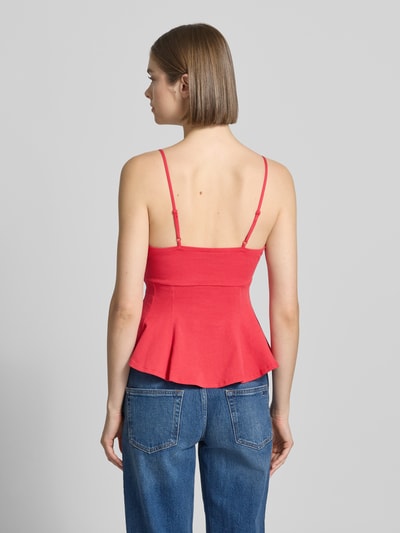 Frauenmodel trägt Trägertop mit V-Ausschnitt Modell 'Peplum' von Gina Tricot aus Reine Baumwolle, Taillierter Schnitt, Rückenlänge 32 cm, Ganzkörperansicht Rückansicht.