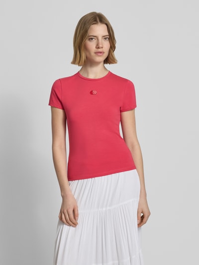 Frauenmodel trägt Slim Fit T-Shirt mit Motiv-Stitching von REVIEW in Pink, Baumwoll-Mix, Rundhalsausschnitt, Ganzkörperansicht von vorne.