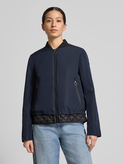 Vrouwenmodel draagt Jacke mit Stehkragen und Reißverschlusstaschen van Gil Bret in regular fit, donkerblauw met ritsdetails, vooraanzicht bovenlichaam