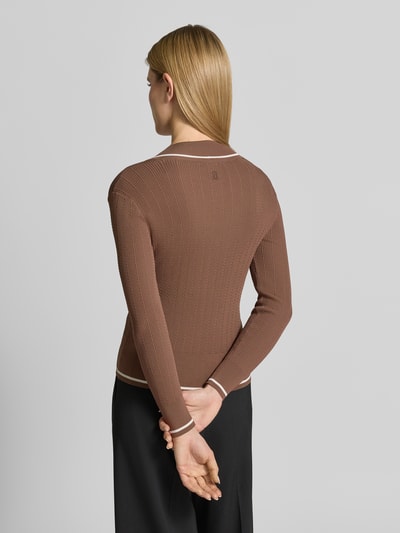 Frauenmodel trägt Slim Fit Pullover aus Viskose-Mix in Strick-Optik von ARMANI EXCHANGE, braun, breite Abschlüsse, Rückansicht, Ganzkörperansicht.