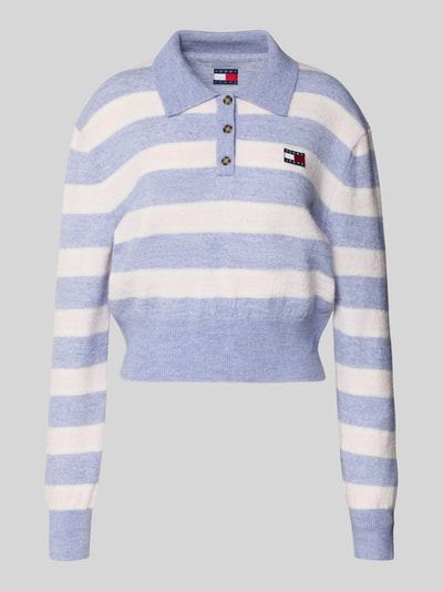Produktfoto, Cropped Strick-Poloshirt mit Alpaka-Woll-Anteil Modell 'TJW FLUFFY POLO SWEATER' van Tommy Jeans, gemêleerde look in lichtblauw en wit, regular fit, met polokraag, lange mouwen, geribde rompzoom en labelstitching, tricotlook, materiaalverwerking: gebreid.