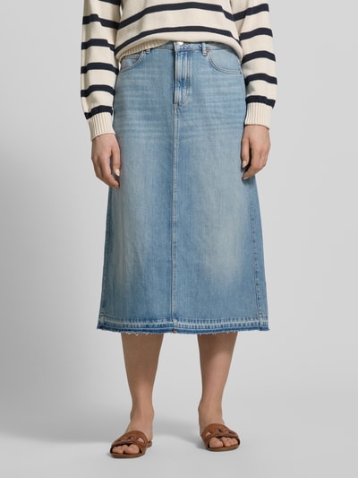 Kobiece model nosi Ausgestellter Jeansrock aus reiner Baumwolle od Marc O'Polo, tkanina stylizowana na denim, rozkloszowana, długość midi, naszywka z logo, nity, szlufki na pasek, dół z postrzępionym brzegiem, 5 kieszeni, bawełna; zdjęcie całej sylwetki z przodu.