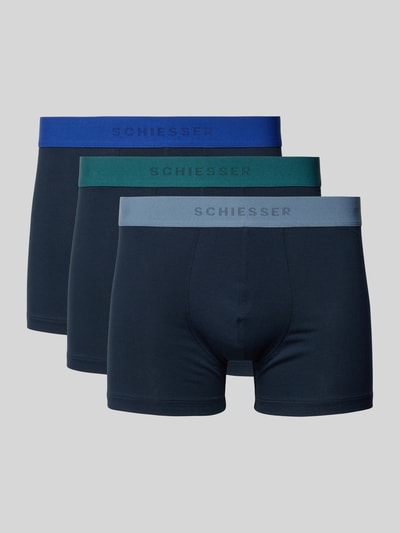 Produktfoto, Trunks mit Stretch-Anteil im 3er-Pack von Schiesser in Dunkelblau mit verschiedenfarbigen elastischen Logo-Bünden, glatte Baumwoll-Elasthan-Textur, eng anliegende Passform