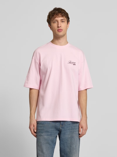 Männermodel trägt T-Shirt mit Rundhalsausschnitt und Label-Print von REVIEW, Herren T-Shirt aus Reine Baumwolle, Relaxed-Fit, Vorderansicht Ganzkörperansicht. Rückenlänge bei Größe M: 71 cm.