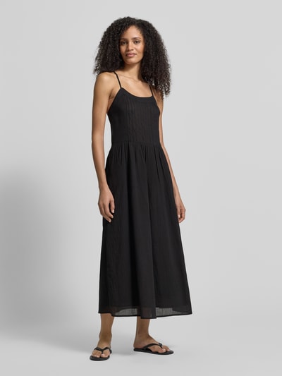 Frauenmodel trägt Knielanges Kleid mit Spaghettiträger von JAKE*S STUDIO WOMAN, taillierter Schnitt, blickdichter Unterrock, Ganzkörperansicht von vorne.