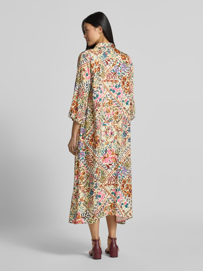 Frauenmodel trägt Hemdblusenkleid aus Viskose im Allover-Look von Smith and Soul in bunten Farben, A-Linie, Midikleid, Rückansicht.