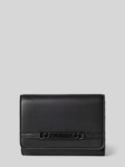 Produktfoto, Portemonnaie mit Label-Detail Modell 'EBE' von VALENTINO BAGS, schwarzes glattes Material, Hauptfach mit Druckknopfverschluss, diverse Einsteckfächer sowie Münzfach, klare rechteckige Form, dezente Prägung, schlichte Optik