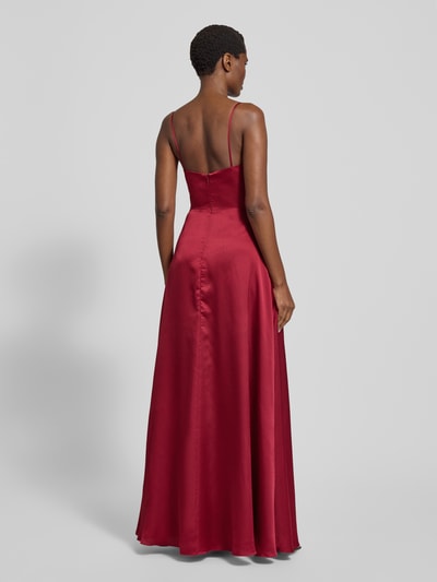 Frauenmodel trägt Abendkleid mit Gehschlitz von LUXUAR FASHION in unifarbenem Design, ausgestellter Schnitt, Spaghettiträger, Rückenlänge 158 cm, Ganzkörperansicht Rückansicht.