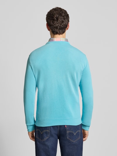Männermodel trägt Regular Fit Sweatshirt aus Baumwoll-Mix von Polo Ralph Lauren in Hellblau, unifarben, Logo-Stitching, Rückansicht.