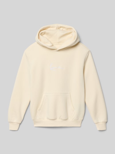Produktfoto, cremefarbener Hoodie mit Känguru-Tasche von KARL KANI aus Baumwoll-Mix, lockerer Schnitt, sichtbare Kapuze, glatte Textur