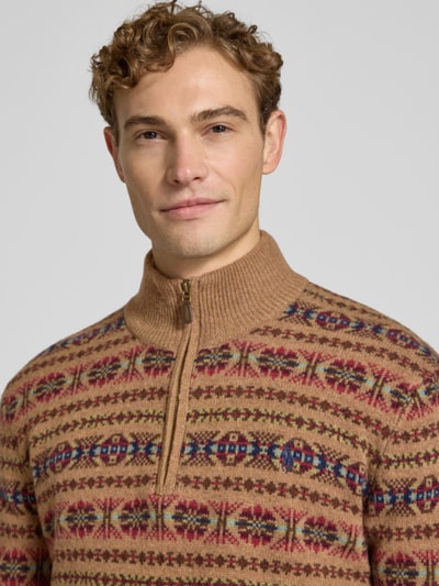 Mężczyzna nosi Regular Fit Pullover aus reiner Wolle von Polo Ralph Lauren w odcieniach beżu z wielokolorowym wzorem, tekstura dzianiny, widok na górną część ciała z przodu, sweter wełniany męski