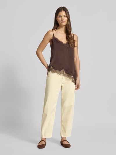 Frauenmodel trägt Straight Fit Jeans mit Eingrifftaschen Modell 'Elin' von Cambio aus elastischem Baumwoll-Mix, verkürzte Passform, helle Farbe, Ganzkörperansicht von vorne.