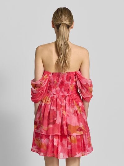 Frauenmodel trägt Cocktailkleid im Off-Shoulder-Design von LACE & BEADS, taillierter Schnitt, Minikleid, Allover-Look, Rückansicht, Ganzkörperansicht.