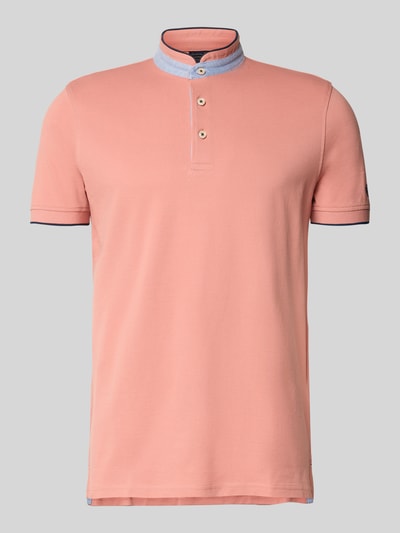 Produktfoto, Regular Fit Poloshirt aus reiner Baumwolle mit Stehkragen von Christian Berg Men in Rosa, Kurzarm, elastische Ärmelabschlüsse, schlichte Struktur, Knopfleiste vorne, Rückenlänge 75 cm bei Größe M