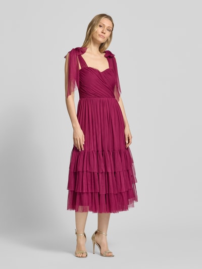 Modelka kobieca ma na sobie Knielanges Cocktailkleid im Stufen-Look od LACE & BEADS, mesh, kolor malinowy, A-linia, długość do kolan, drapowania, szerokość w rozmiarze S: 40 cm, długość pleców w rozmiarze S: 104 cm, widok całej sylwetki z przodu.