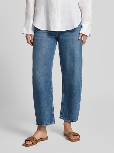 Frauenmodel trägt Relaxed Fit Jeans aus reiner Baumwolle von Jake*s Casual in mittelblauer Waschung, lockerer Schnitt, Nahaufnahme Unterkörper.
