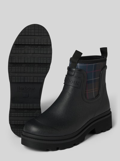 Productfoto, zwarte laars met label in reliëf Barbour, zijpaneel met geruit patroon, robuuste zool, Stiefel met Label-Prägung model 'Cynthia Chelsea Welly' van Barbour, Dames Boots